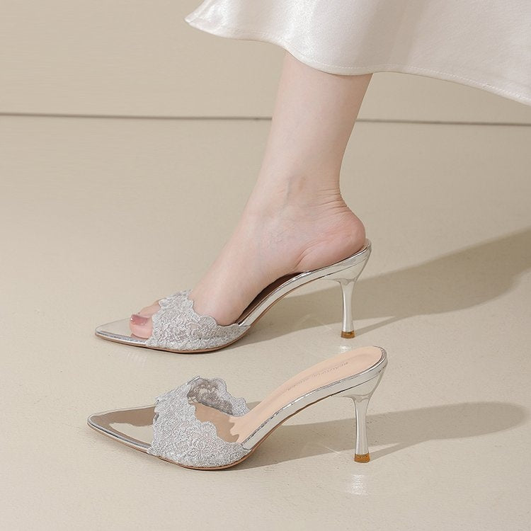 Sandales femme été 2026 nouvelle collection, style français en dentelle, bout pointu, style doux et élégant, talon aiguille, pour usage extérieur.