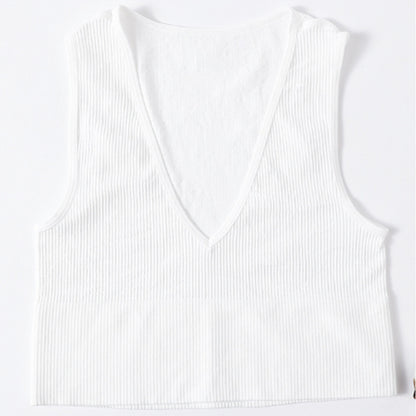 Top court femme, épaules dénudées.