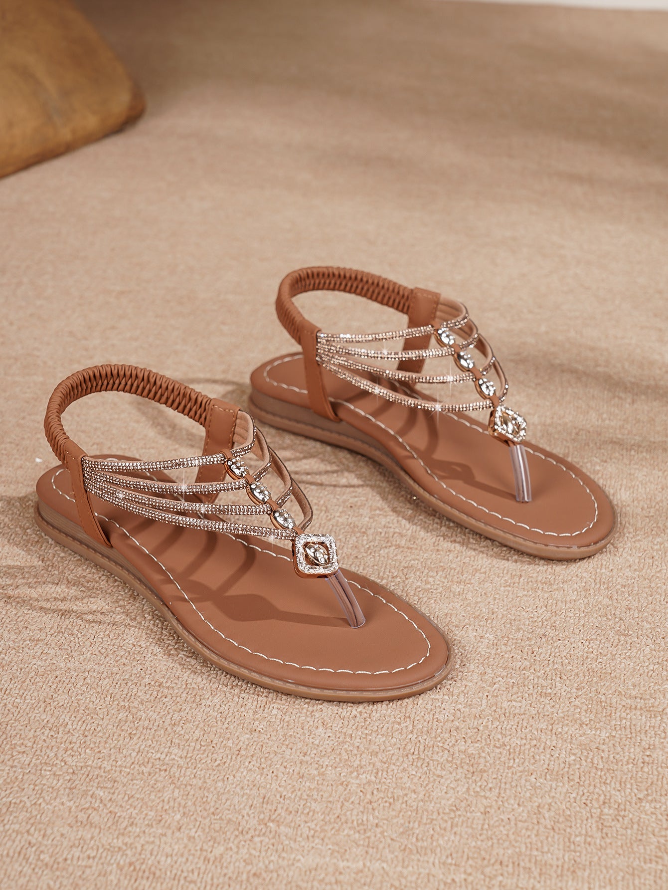 Nouvel été – Sandales rétro à strass, style moderne et tendance.