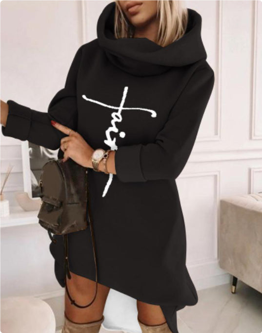 Pull à capuche ample pour femme, confortable et décontracté.