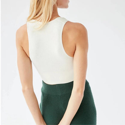 Top court femme, épaules dénudées.