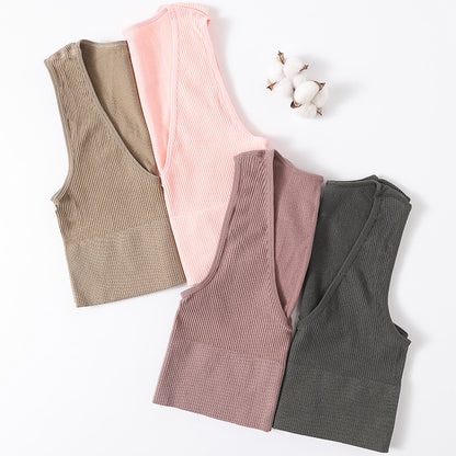 Top court femme, épaules dénudées.