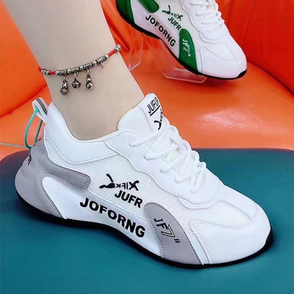 Chaussures sport PU blanches, résistantes.