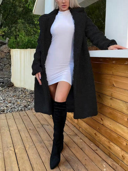 Manteau long chaud et ample.