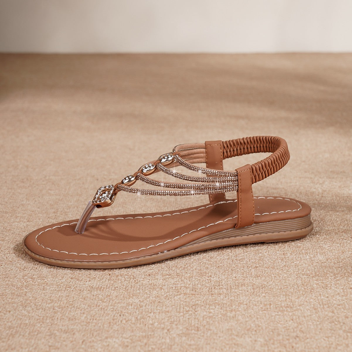 Nouvel été – Sandales rétro à strass, style moderne et tendance.