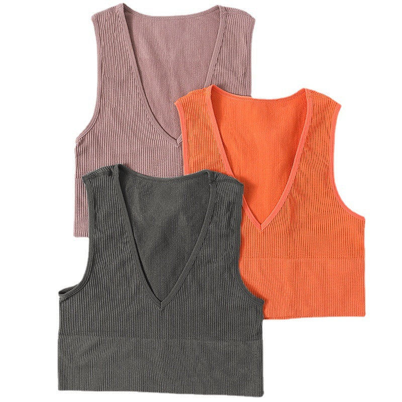 Top court femme, épaules dénudées.