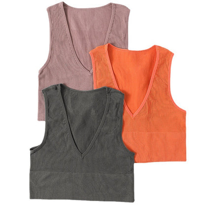 Top court femme, épaules dénudées.