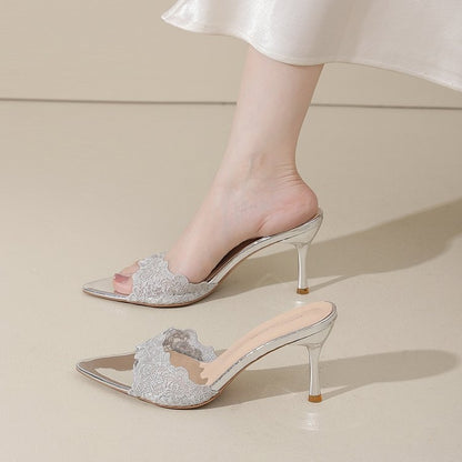 Sandales femme été 2026 nouvelle collection, style français en dentelle, bout pointu, style doux et élégant, talon aiguille, pour usage extérieur.